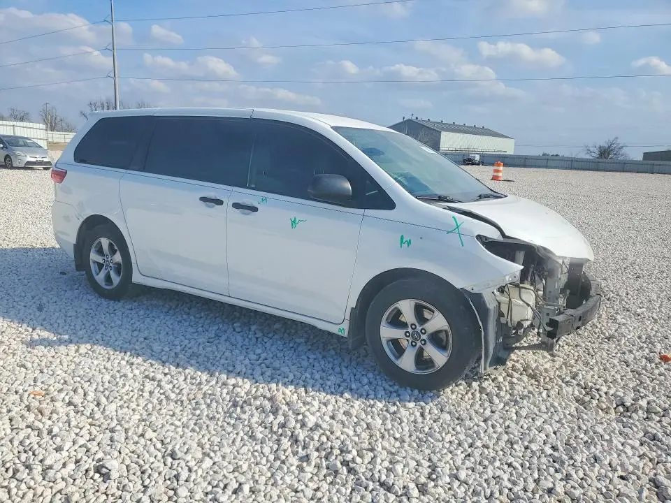 2019 TOYOTA SIENNA   