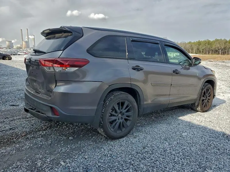 2019 TOYOTA HIGHLANDER SE  