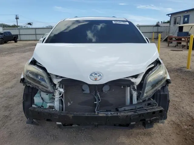 2017 TOYOTA SIENNA SE  