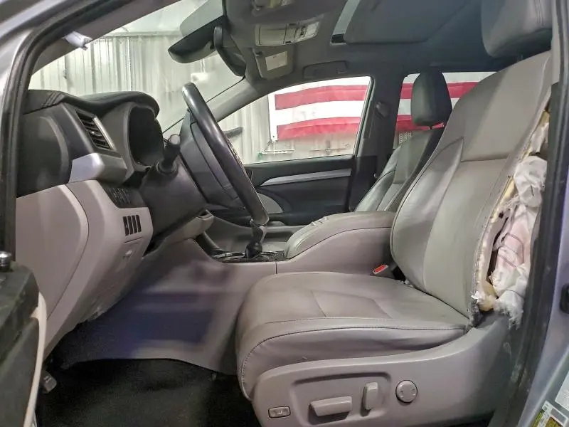 2019 TOYOTA HIGHLANDER SE  