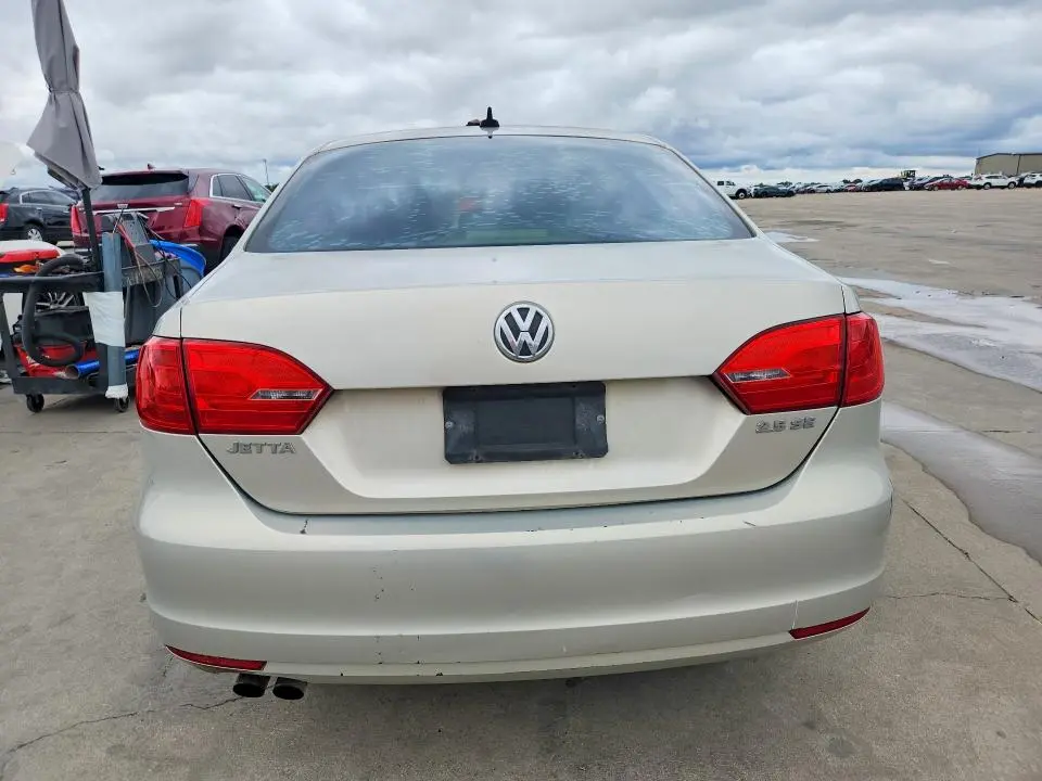 2011 VOLKSWAGEN JETTA SE  