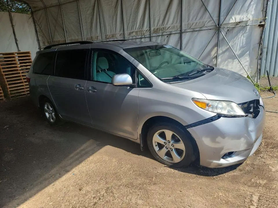 2017 TOYOTA SIENNA LE  