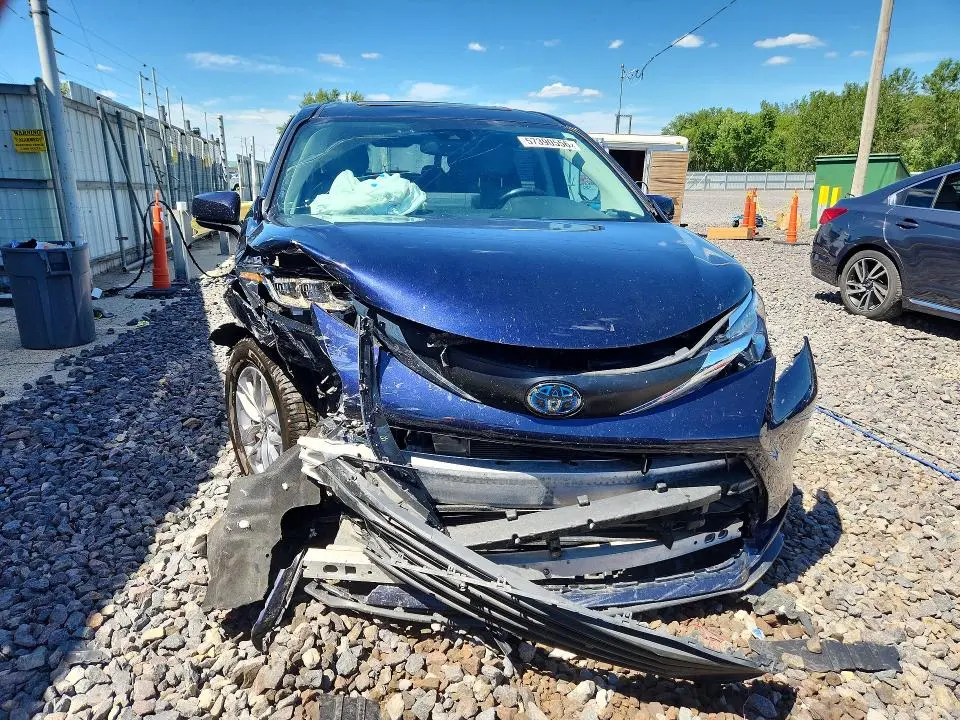 2022 TOYOTA SIENNA XLE  