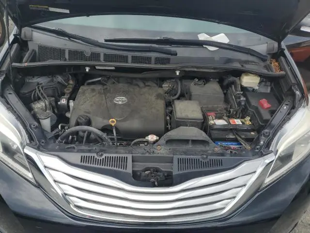 2017 TOYOTA SIENNA XLE  