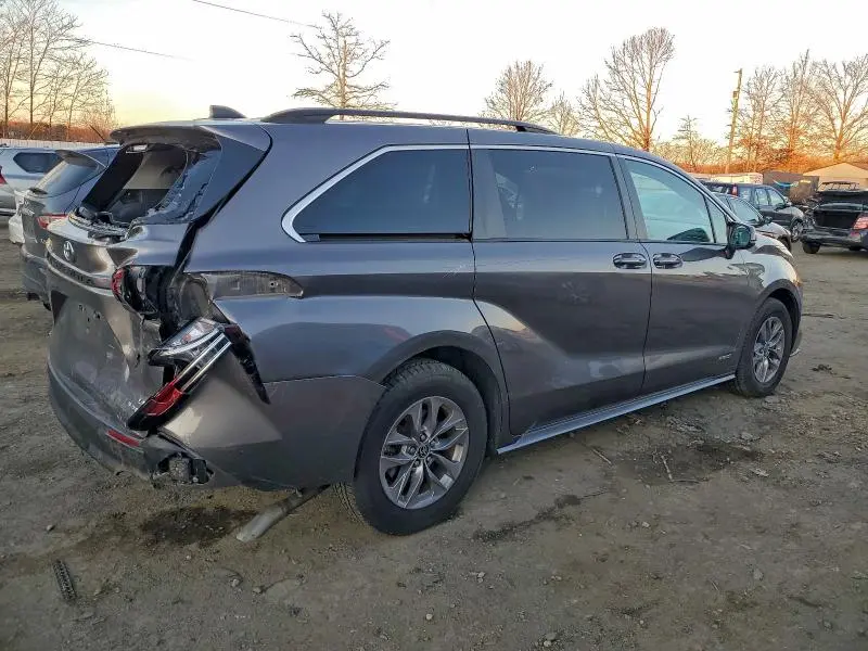 2021 TOYOTA SIENNA LE  