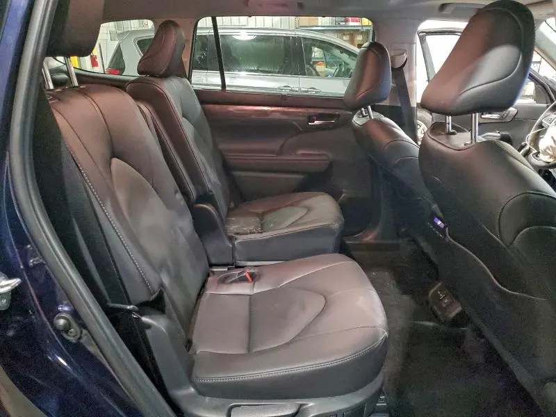 2024 TOYOTA HIGHLANDER LE  