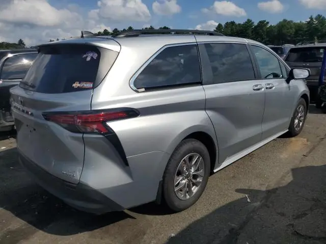 2022 TOYOTA SIENNA LE  