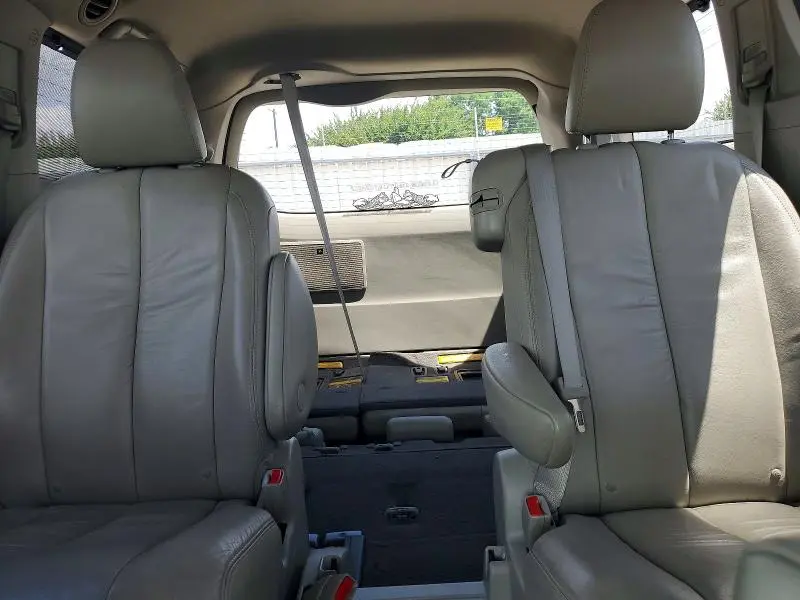 2011 TOYOTA SIENNA   