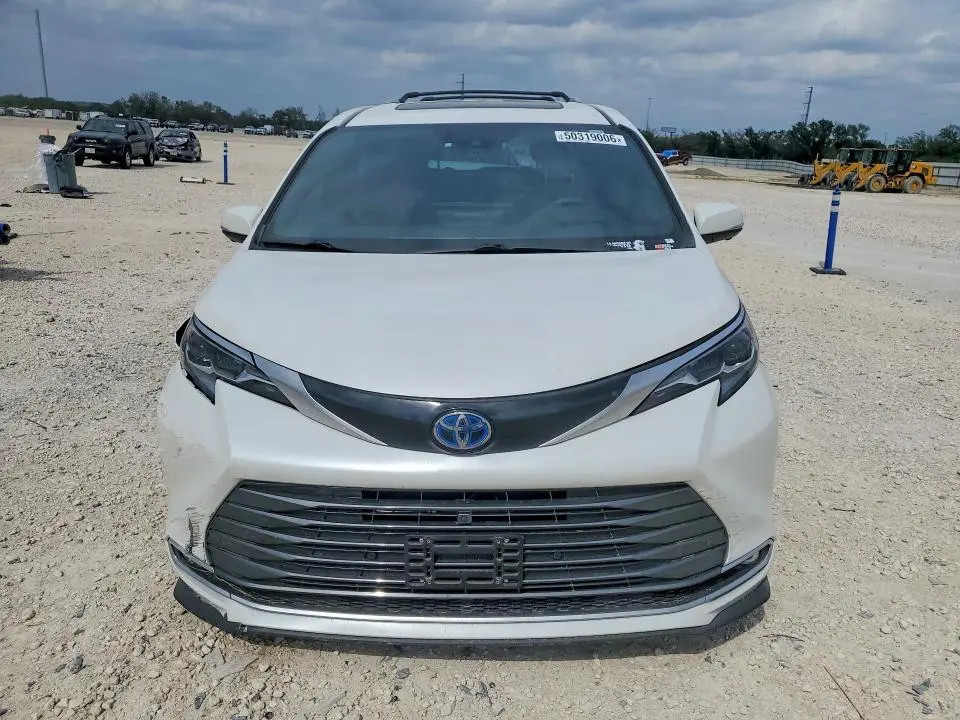 2025 TOYOTA SIENNA   