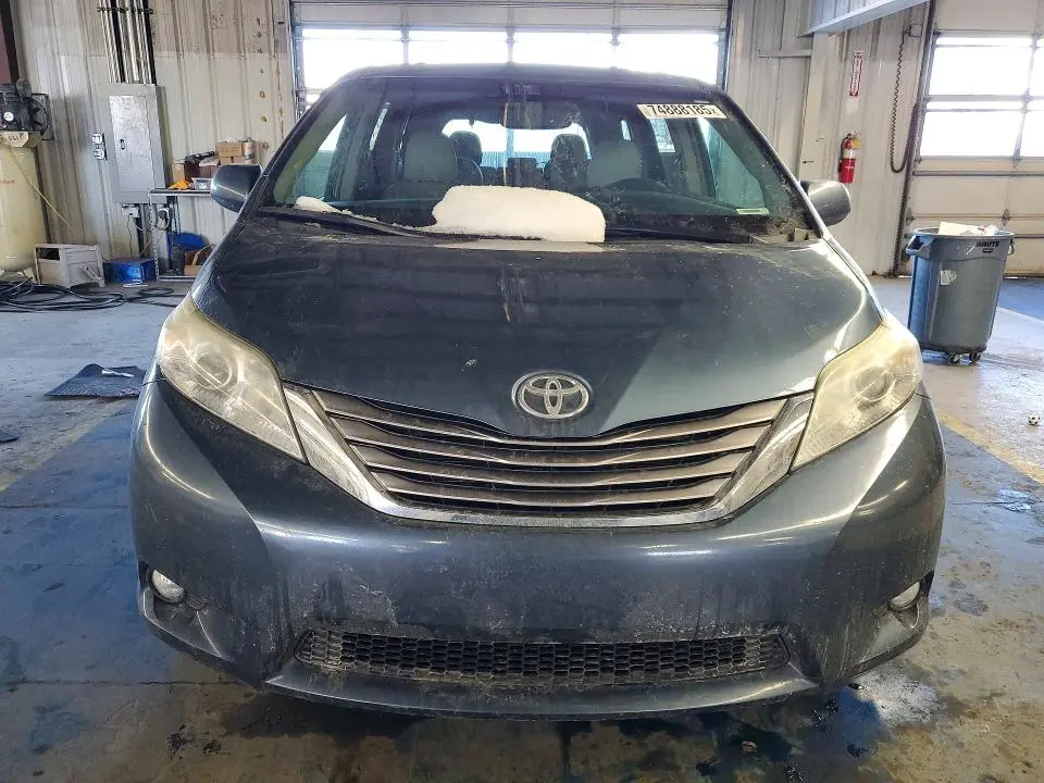 2016 TOYOTA SIENNA XLE  