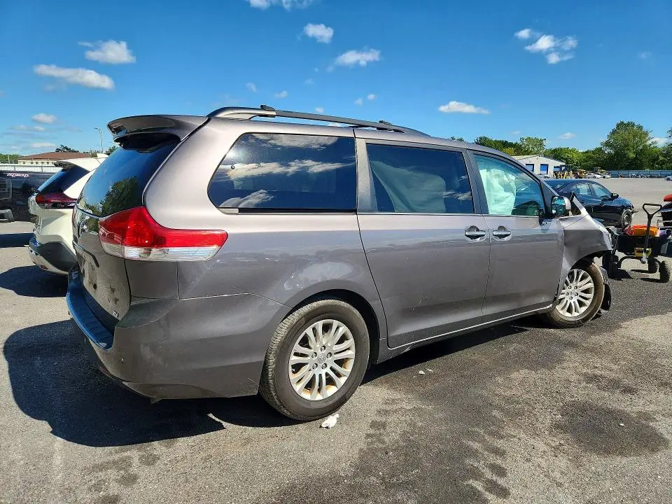 2014 TOYOTA SIENNA XLE 8-PASSENGER  
