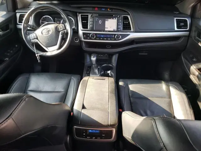 2019 TOYOTA HIGHLANDER SE  