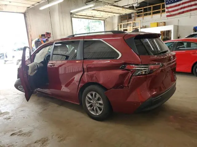 2021 TOYOTA SIENNA XLE  