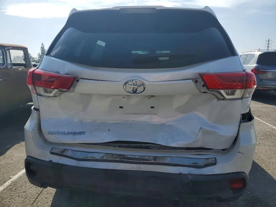 2018 TOYOTA HIGHLANDER LE  