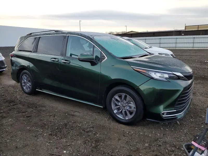 2023 TOYT SIENNA XLE   