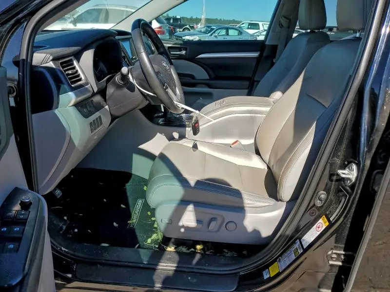 2019 TOYOTA HIGHLANDER SE  