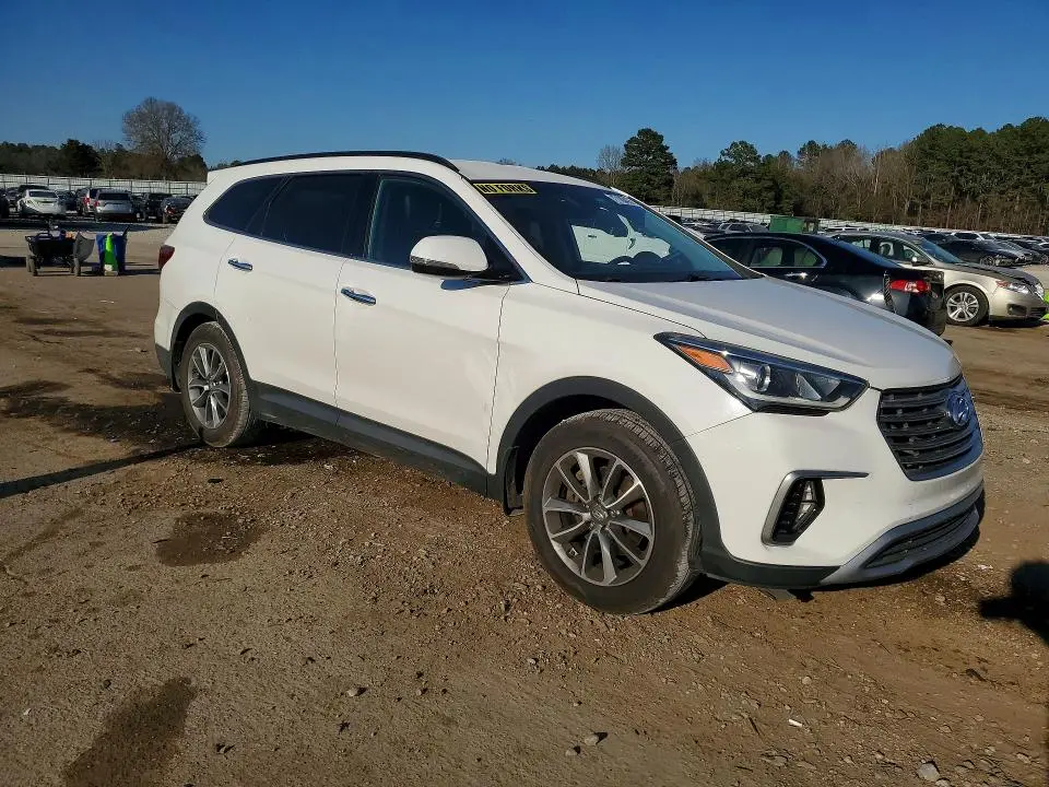 2018 HYUNDAI SANTA FE SE  