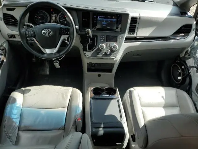 2017 TOYOTA SIENNA XLE  