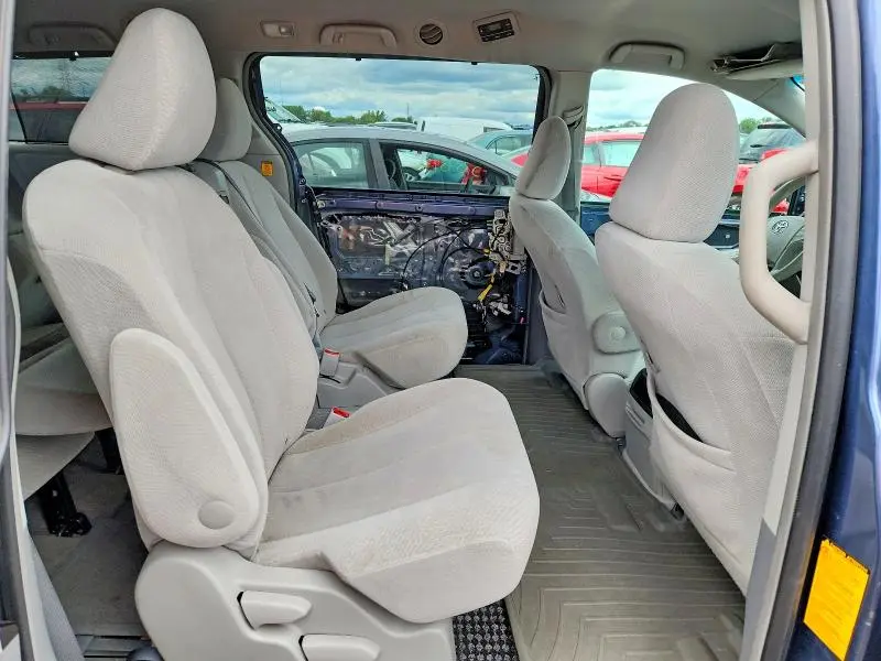 2013 TOYOTA SIENNA LE  