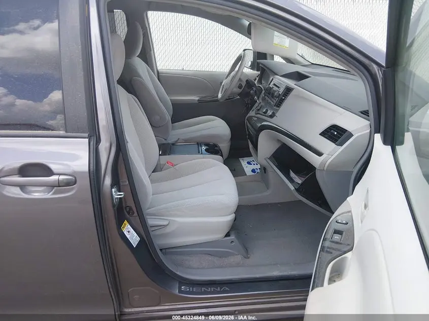 2011 TOYOTA SIENNA LE V6