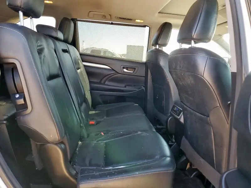 2017 TOYOTA HIGHLANDER SE