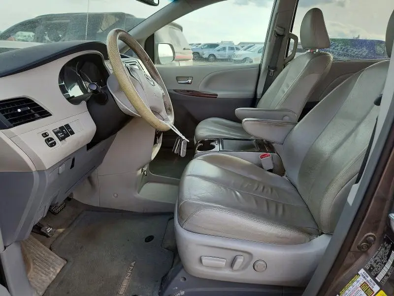 2013 TOYOTA SIENNA   