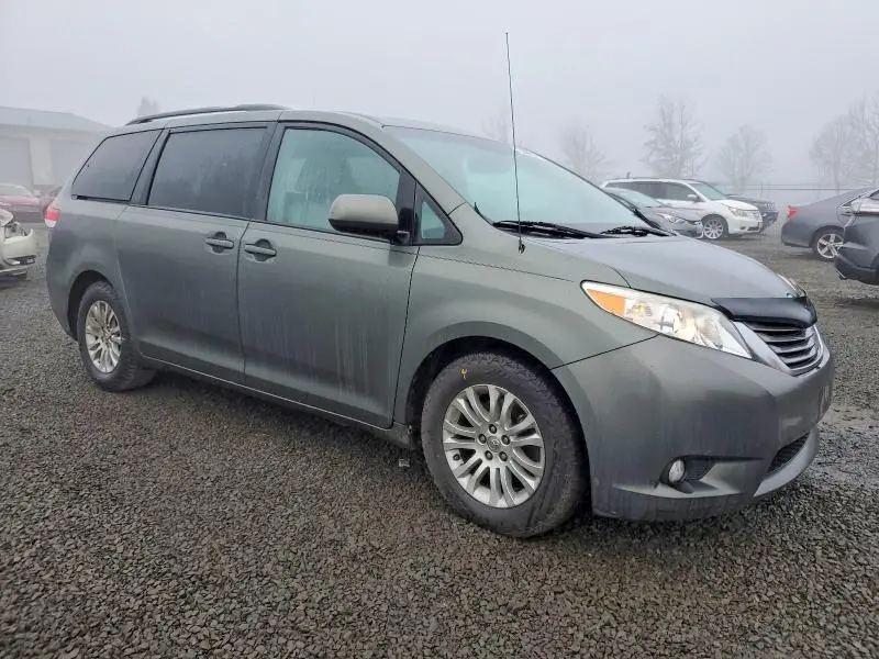 2013 TOYOTA SIENNA XLE  