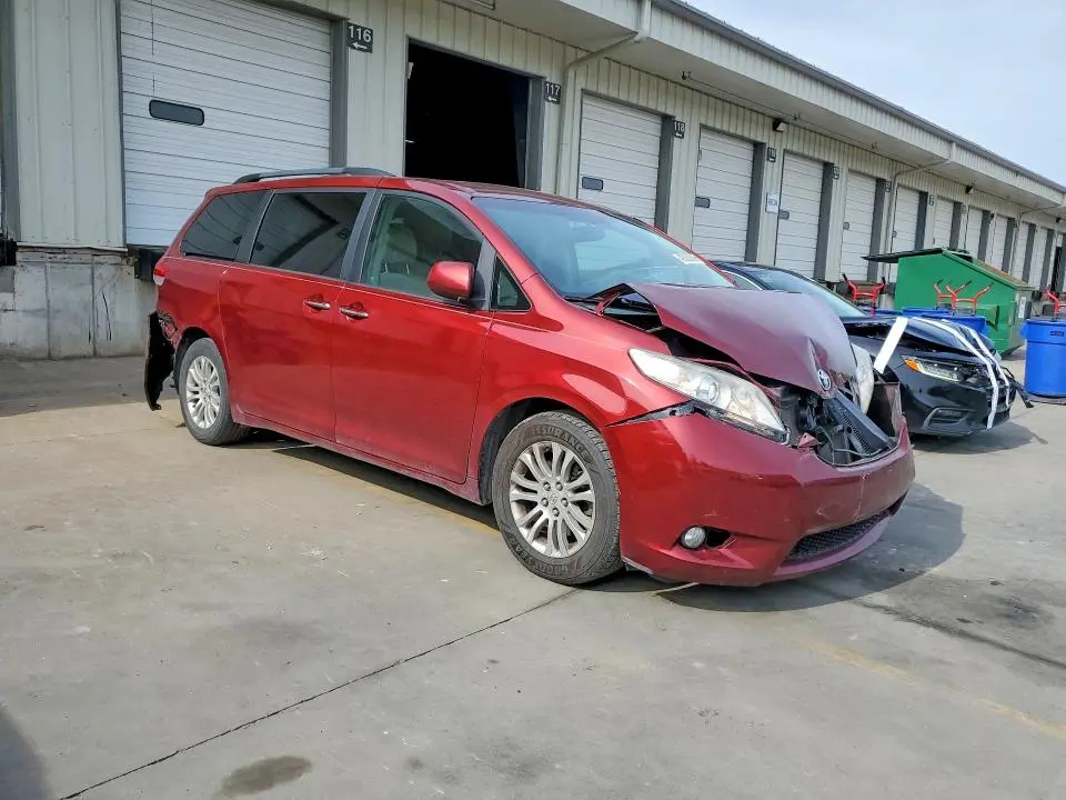 2011 TOYOTA SIENNA   