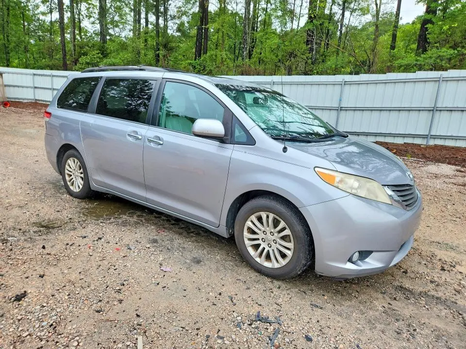 2013 TOYOTA SIENNA XLE 8-PASSENGER  