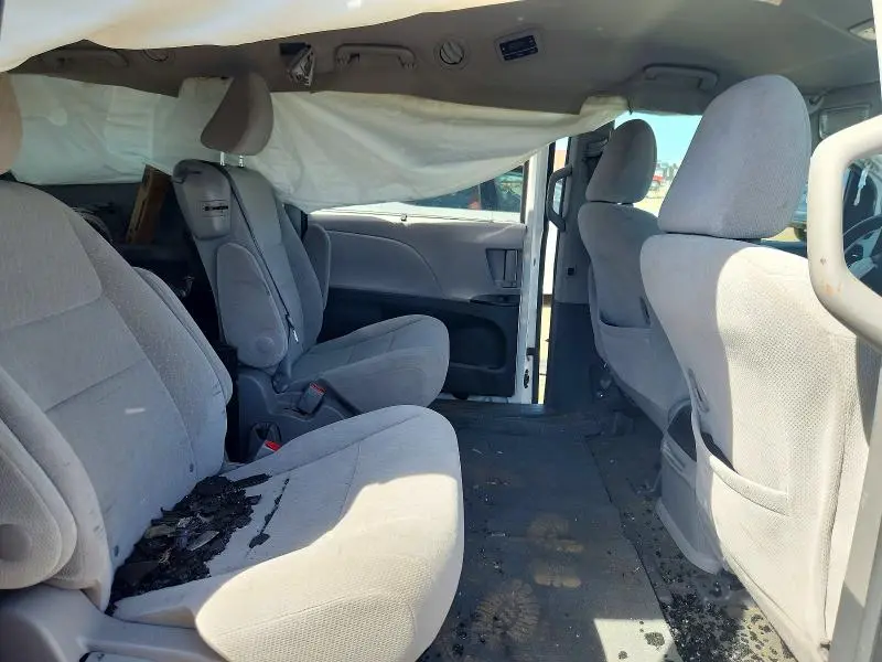 2017 TOYOTA SIENNA LE  
