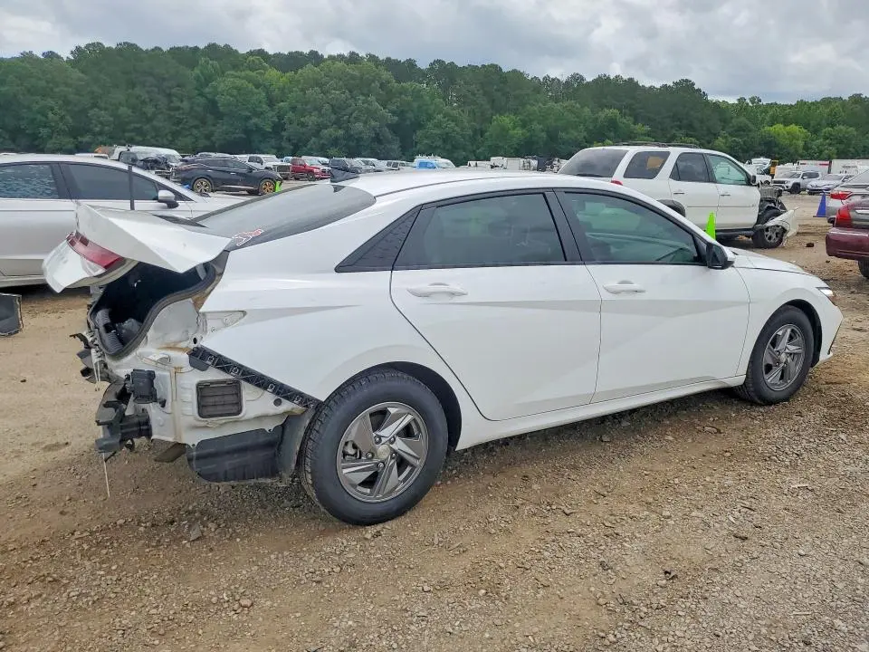 2024 HYUNDAI ELANTRA SE  