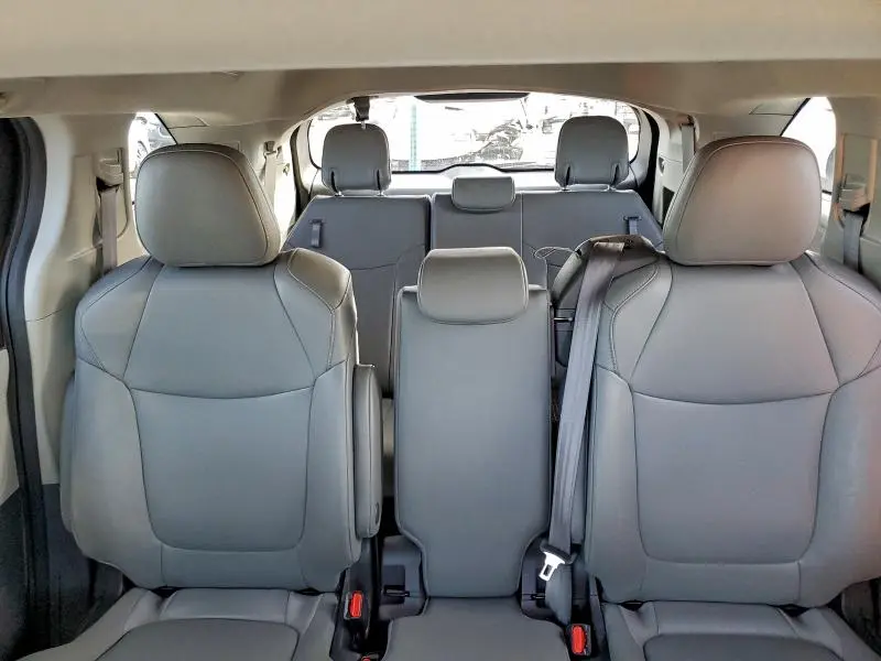 2023 TOYOTA SIENNA XLE  