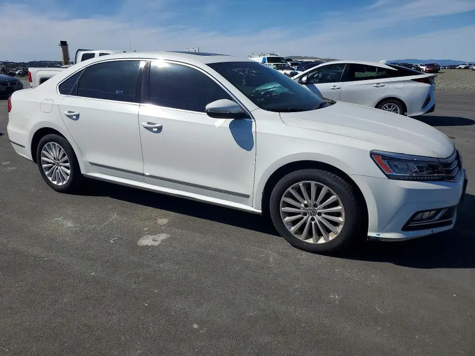 2016 VOLKSWAGEN PASSAT SE  
