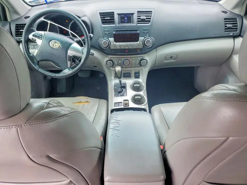 2011 TOYOTA HIGHLANDER SE  