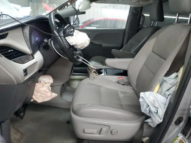 2019 TOYOTA SIENNA XLE  