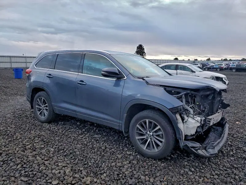 2017 TOYOTA HIGHLANDER SE  