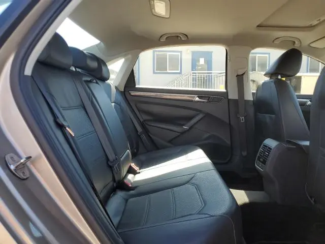 2016 VOLKSWAGEN PASSAT SE  