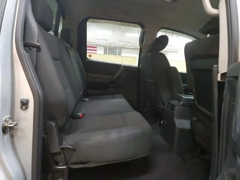 2010 NISSAN TITAN SE  