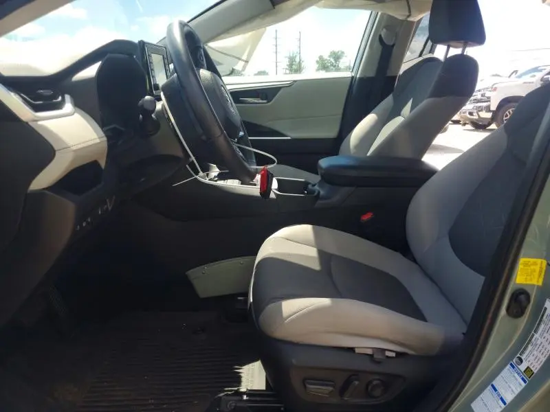2021 TOYOTA RAV4 XLE  