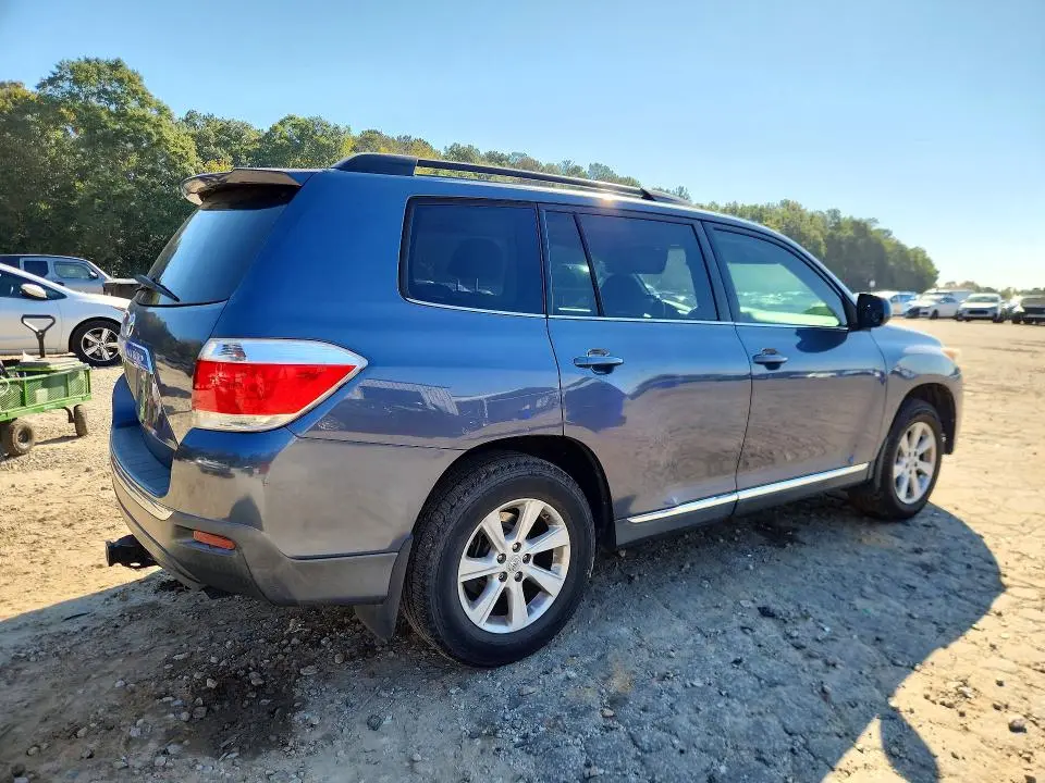 2011 TOYOTA HIGHLANDER SE  