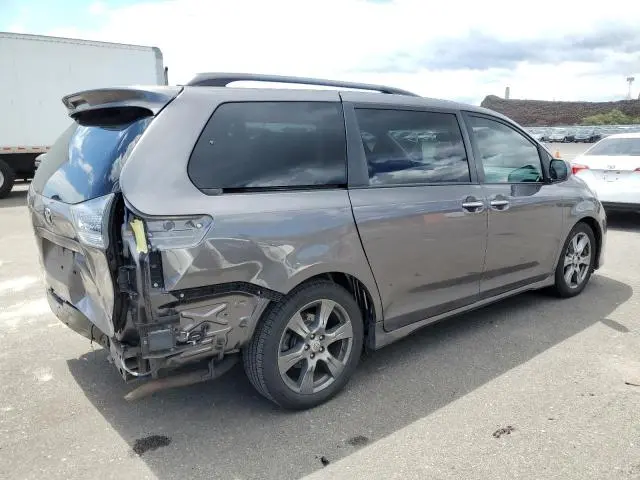 2017 TOYOTA SIENNA SE  