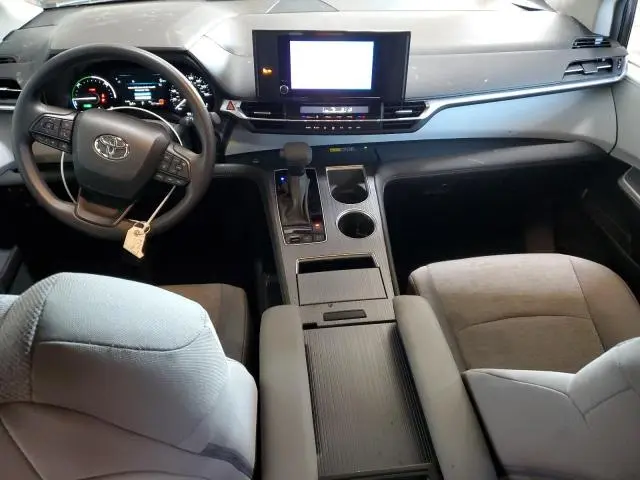 2025 TOYOTA SIENNA LE  