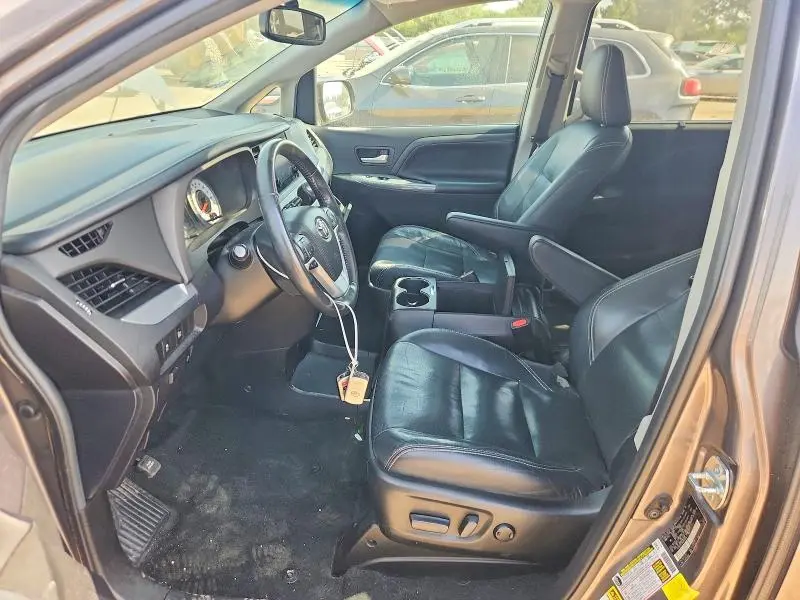 2017 TOYOTA SIENNA SE  