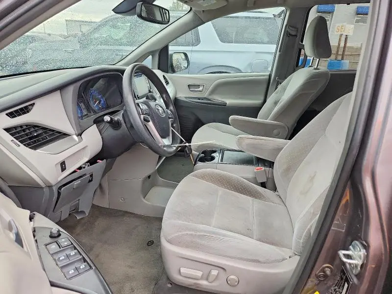 2018 TOYOTA SIENNA LE  