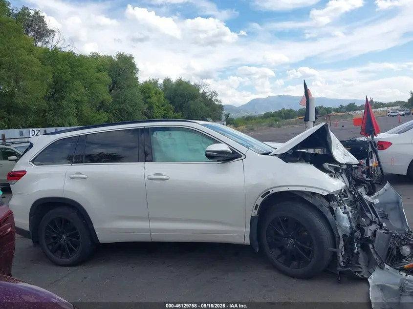 2017 TOYOTA HIGHLANDER SE