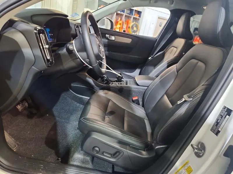 2025 VOLVO XC40 CORE  