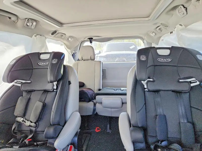 2015 TOYOTA SIENNA LIMITED PREMIUM 7-PASSENGER  