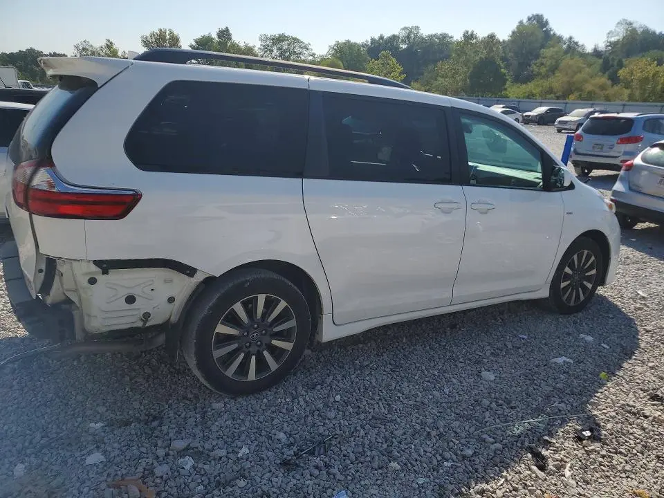 2018 TOYOTA SIENNA LE  