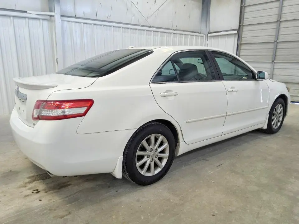 2011 TOYOTA CAMRY XLE V6  