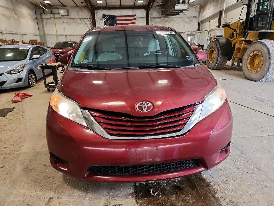 2015 TOYOTA SIENNA LE  